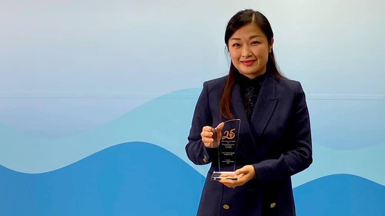 Isable Tse with 25th Anniversary Award for Long-standing Quality Partnership with Hong Kong Ship registry